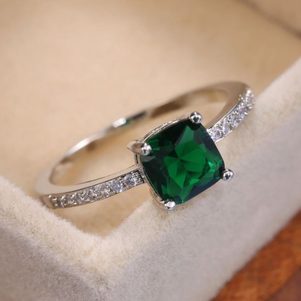 18k White Gold Diamond Emerald Cushion Cut Ring - Picture 3 of 4